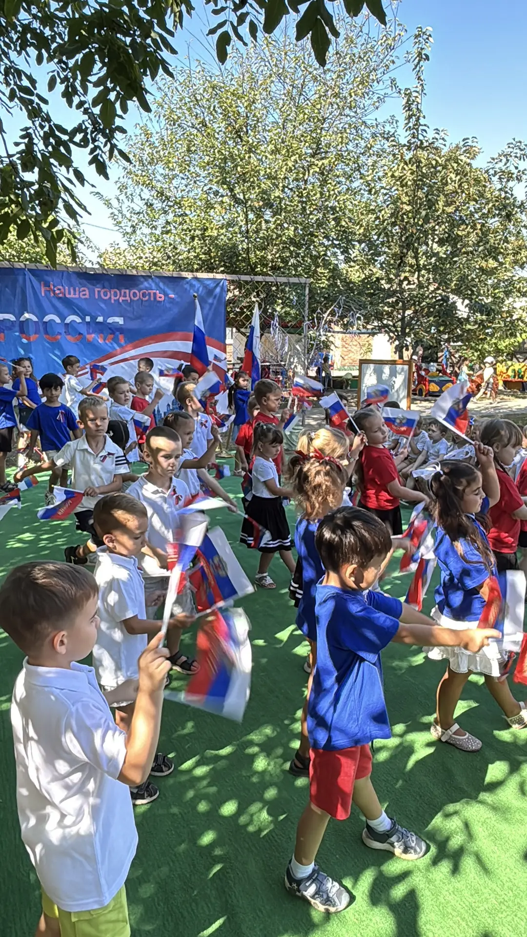 Сегодня наш детский сад превратился в настоящую страну маленьких патриотов🇷🇺! Мы торж...