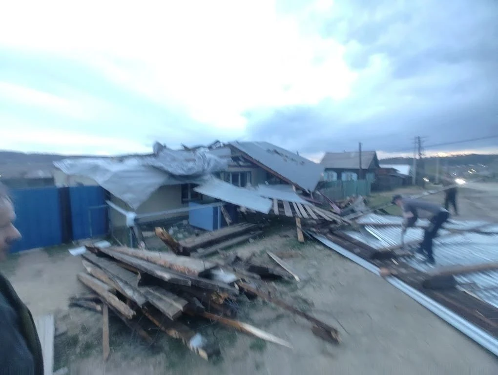 Ураганный ветер снёс крышу и забор в городе Забайкалья  Ураганный ветер сорвал крышу с двухквартирно