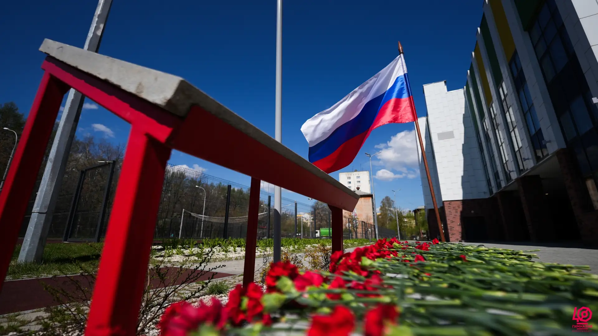 Страна готовится к празднованию Дня Победы и вспоминает своих героев.  В МАОУ гимназия №40 прошел ми