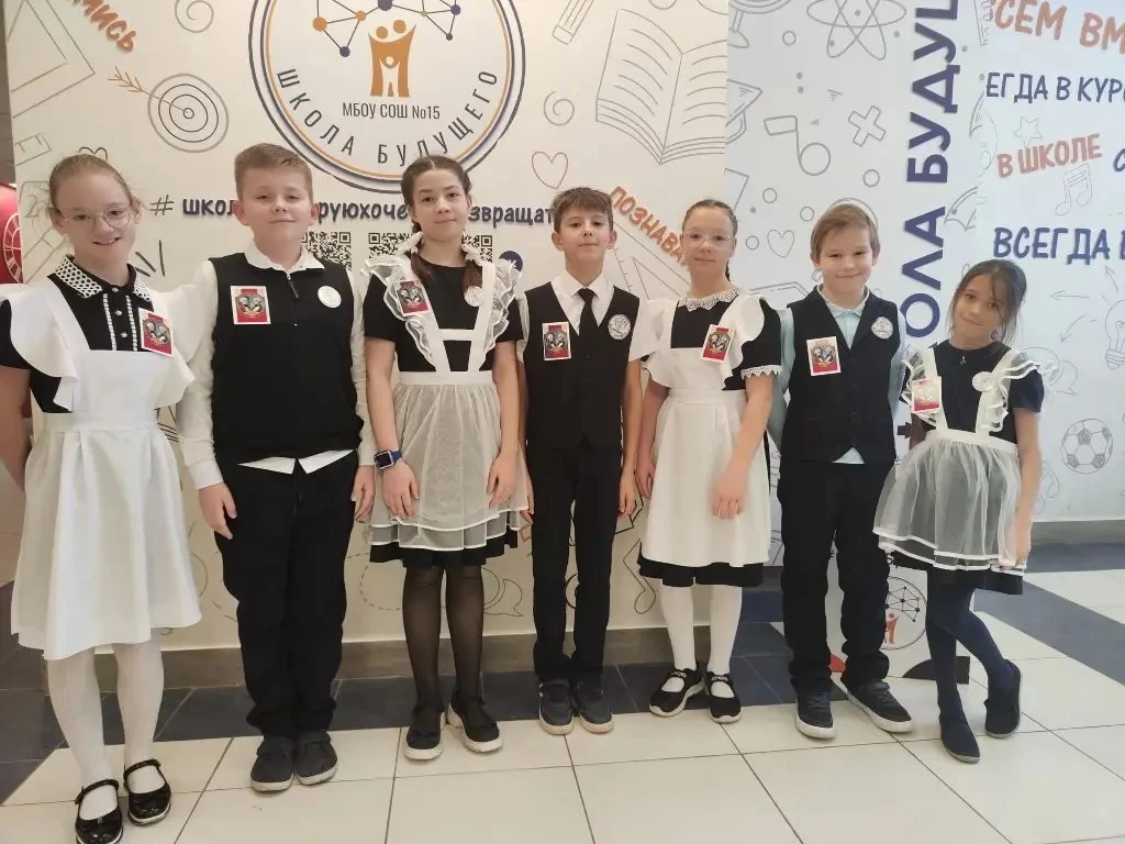 🏆 ПОЗДРАВЛЯЕМ 4 «В»! 🏆  Команда 4 «В» класса вместе со своим классным руководителем Сысоевой Наталье