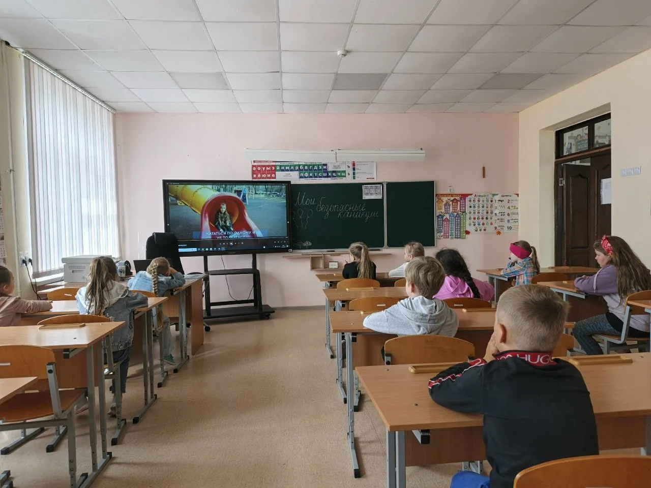 ☀️ Сегодня в летнем лагере на базе МБОУ‑СОШ № 6 прошёл познавательный час общения на тему «Мои безоп