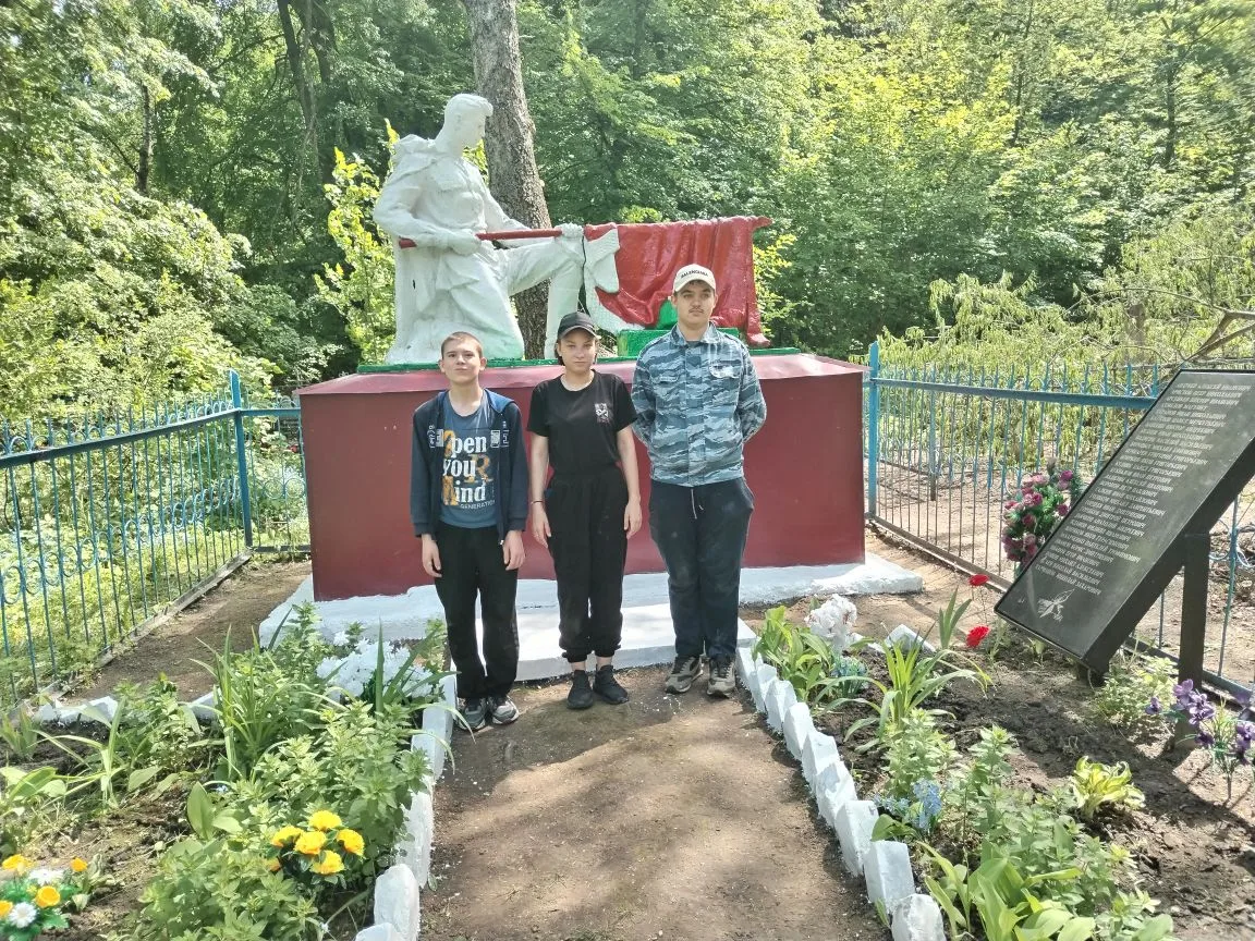 Память жива: обучающиеся привели в порядок братскую могилу


В рамках месячника по благоустройству о