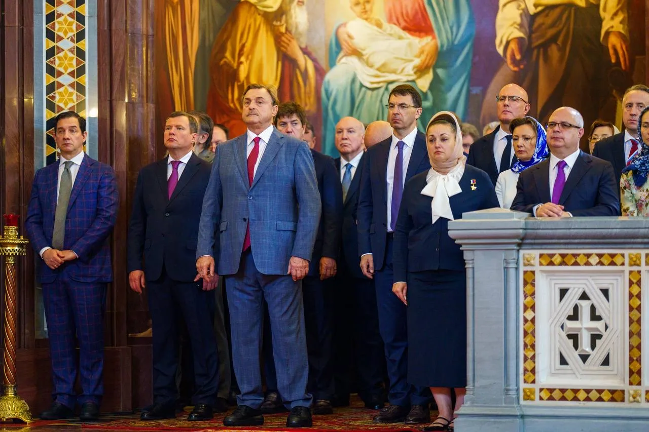 Патриарх Московский и всея Руси Кирилл и вице-премьер Дмитрий Чернышенко поздравили россиян с Днем с