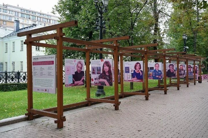 [ВЫСТАВКИ] Выставка к 35-летию «Эксмо» открылась на Страстном бульваре