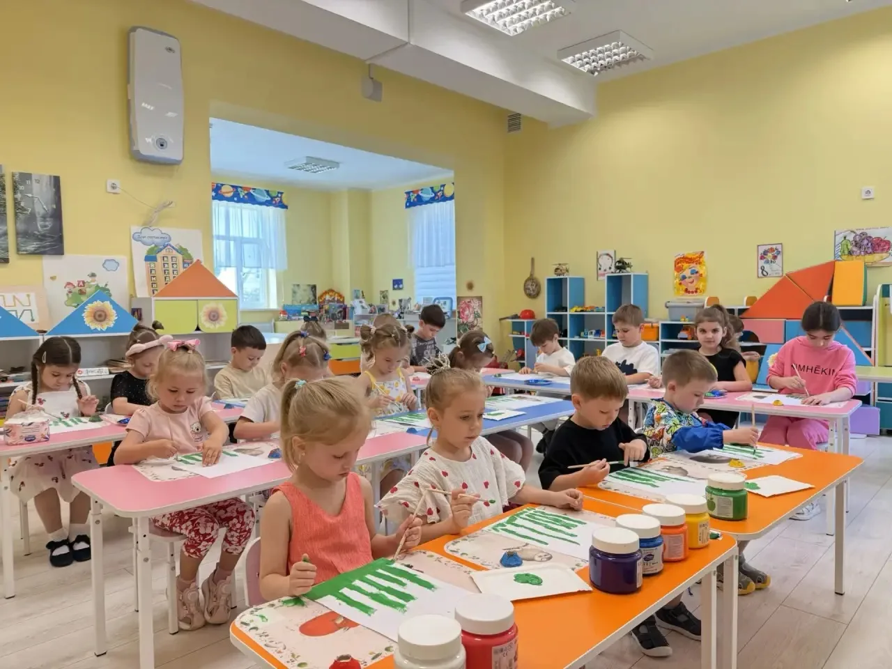 Ребята из средней группы «Солнышко» нарисовали ватными палочками,гуашью и кистью летние...