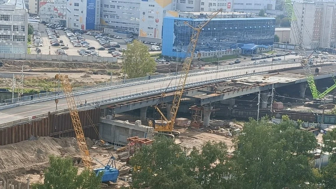 🚘 На путепроводе по шоссе Космонавтов нанесли временную разметку. Ждем открытие!