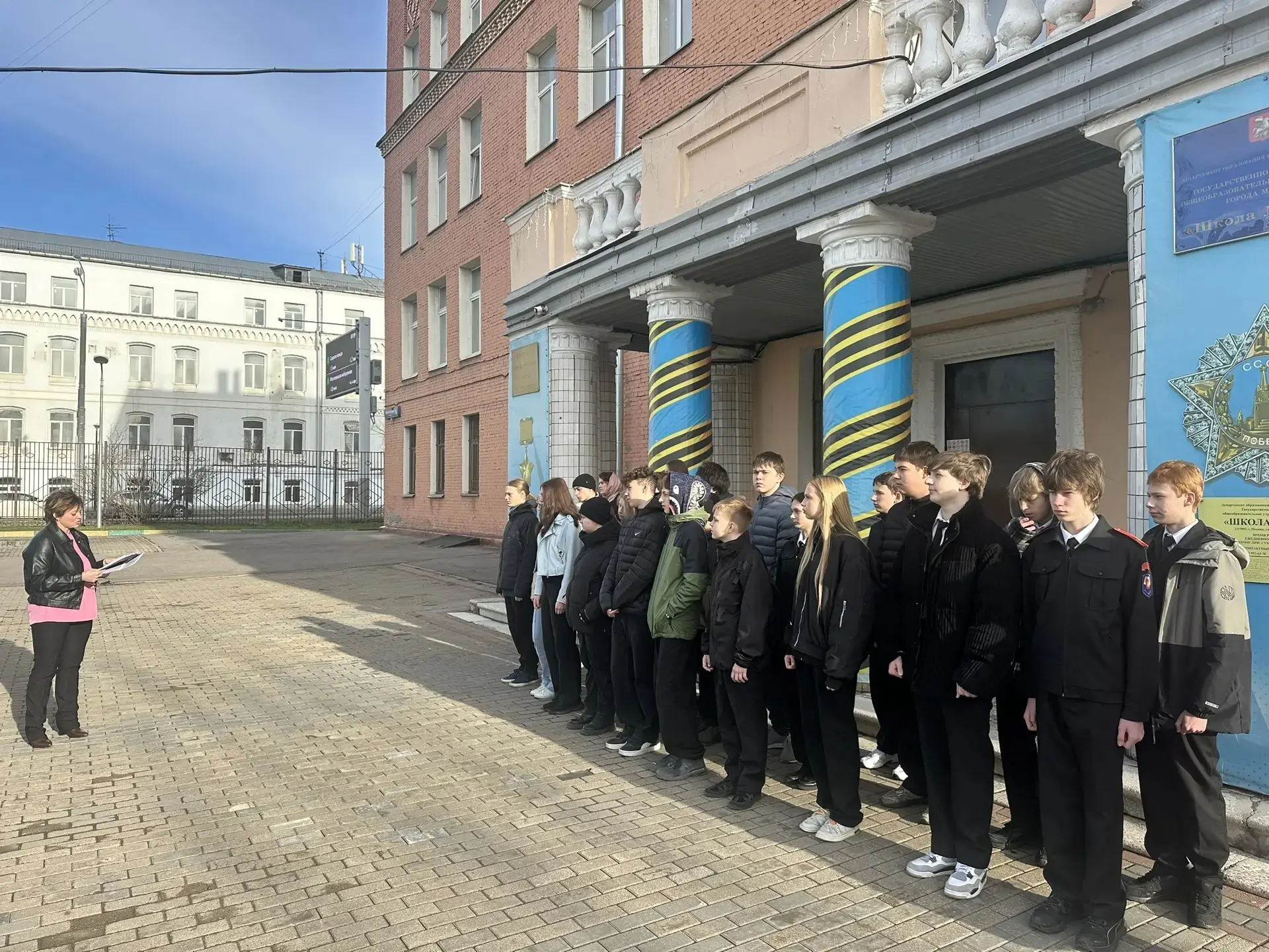 ЦЕРЕМОНИЯ ПОДНЯТИЯ ФЛАГА   🇷🇺 Учебная неделя после каникул традиционно началась с торжественной цере