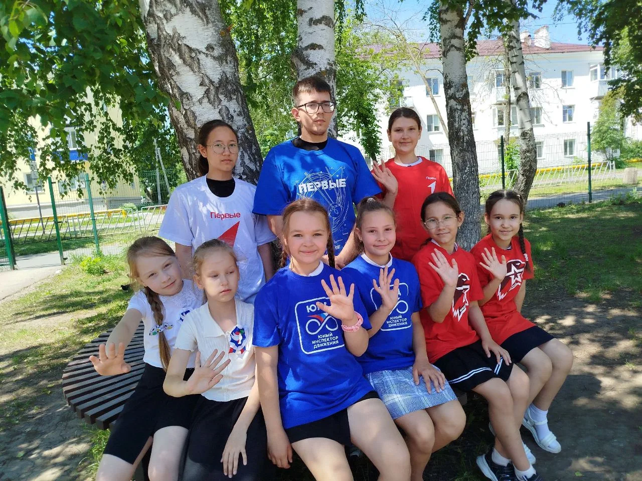 В небольшой фотосессии, посвященной Дню России, приняли симпатичные и жизнерадостные воспитанницы вм