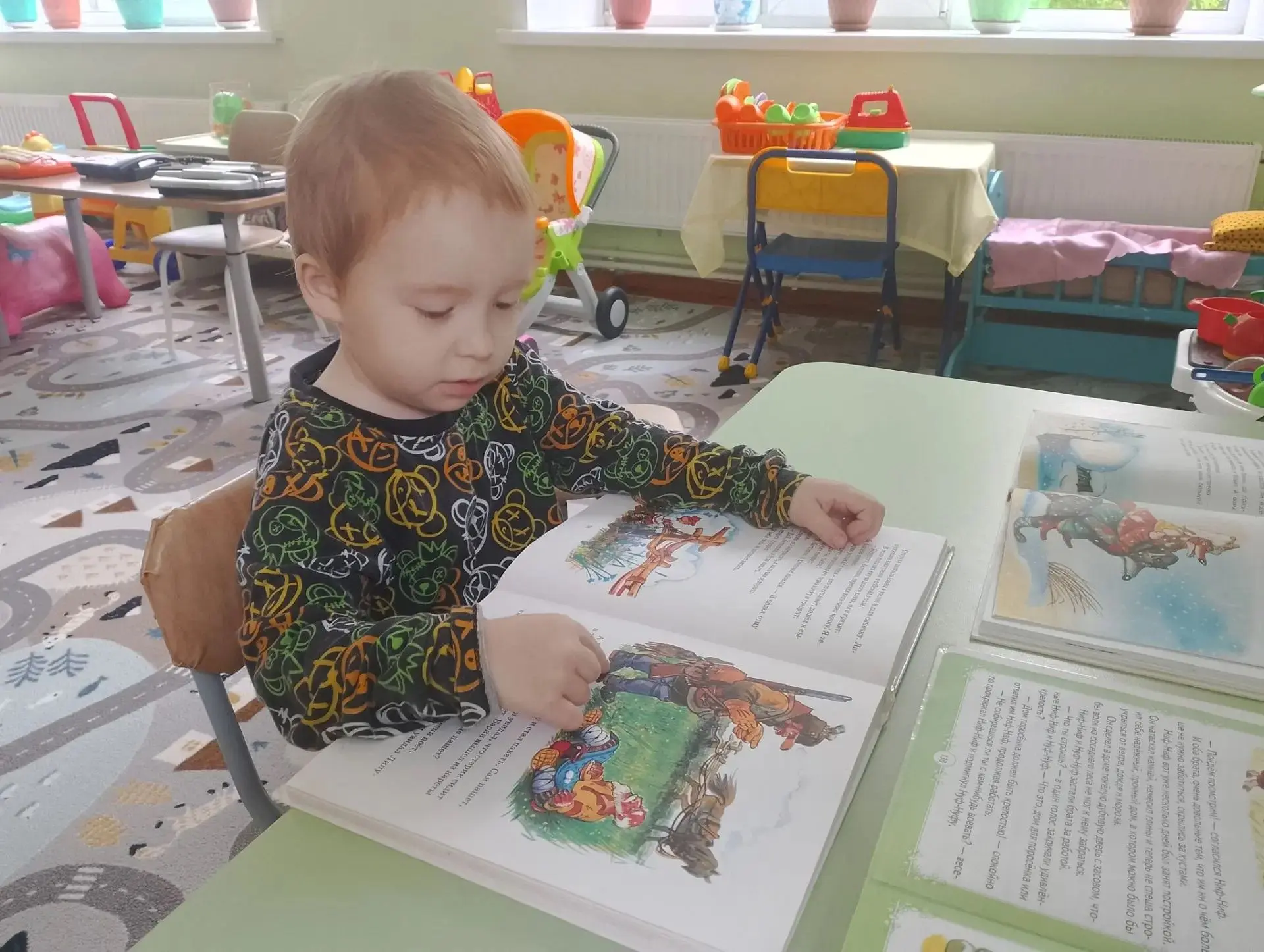 В гостях у книжной полки.Чтение сказки "Хаврошечка".