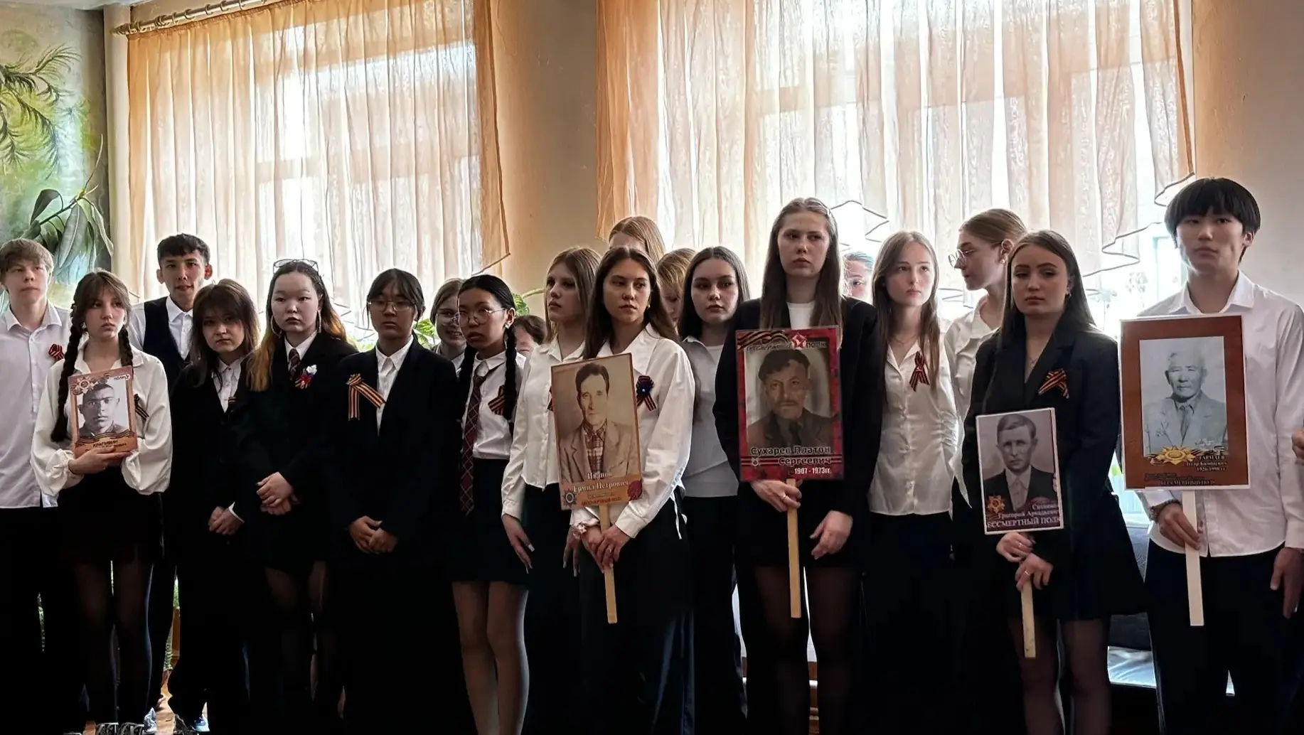 Течёт река бессмертного полка...  Накануне Дня Победы в лицее прошли акции "Бессмертный полк" и "Спо