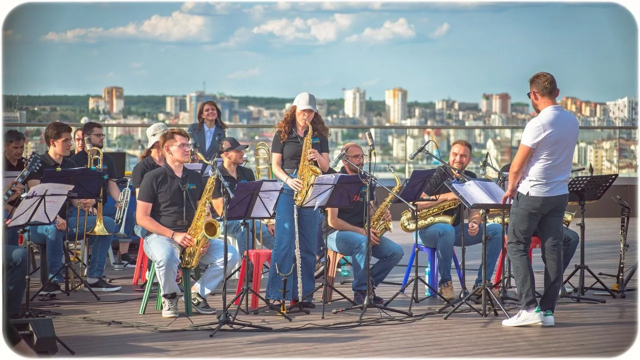 🎷Когда лучше слушать джаз? Утром, начиная новый день или вечером, на закате?

Эта суббота будет по-