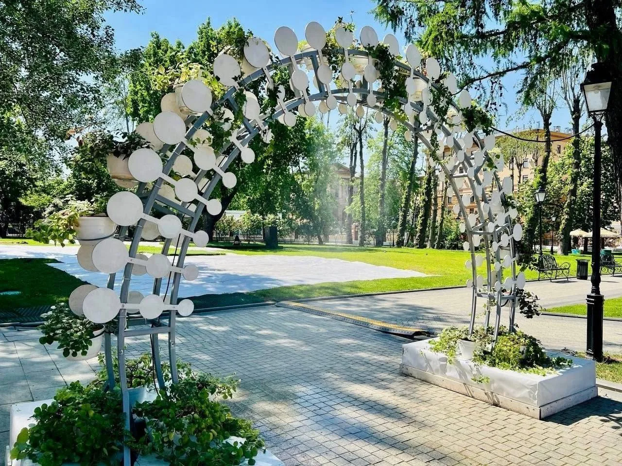 🌬 В саду «Эрмитаж» работает охлаждающая арка: в самые жаркие дни она окутает вас прохл...