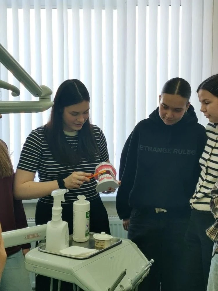 Урок, который заставил улыбнуться 👩‍⚕️🦷В рамках курса «Россия — мои горизонты» у десятиклассников пр