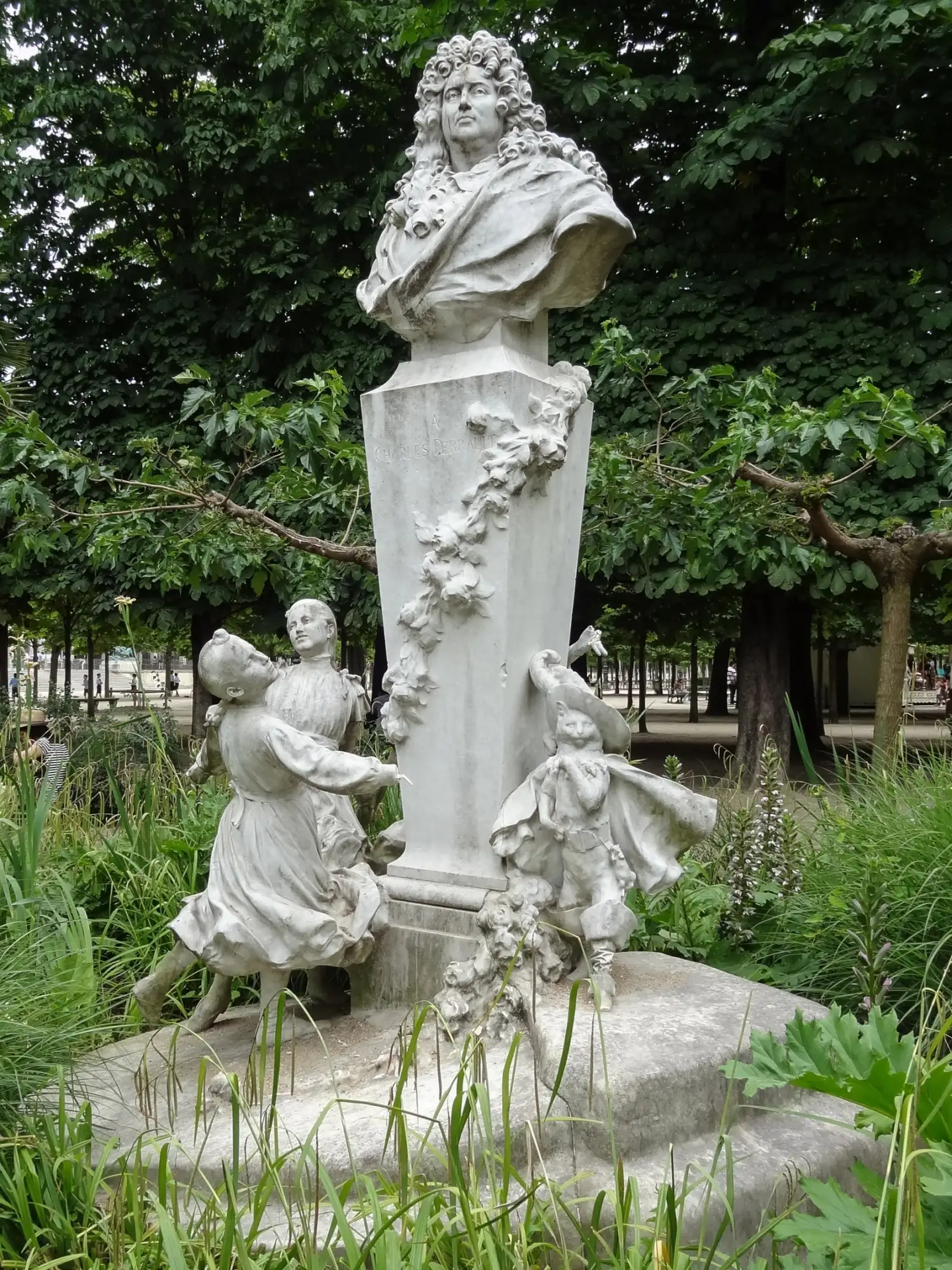 Памятник Шарлю Перро в Саду Тюильри, Париж. 1908 год 

Скульптор: Габриэль Пех

Габриэль Пех (Gabrie