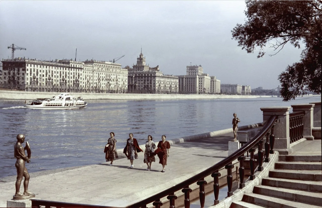 Начинаем день с вдохновения летними видами Москвы в разные годы: