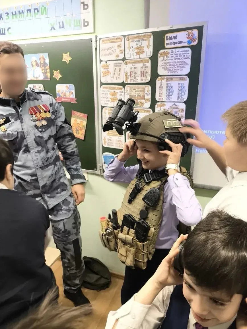 День защитника Отечества: дети встретились с героями  🏅 В преддверии 23 февраля ученики начальной шк