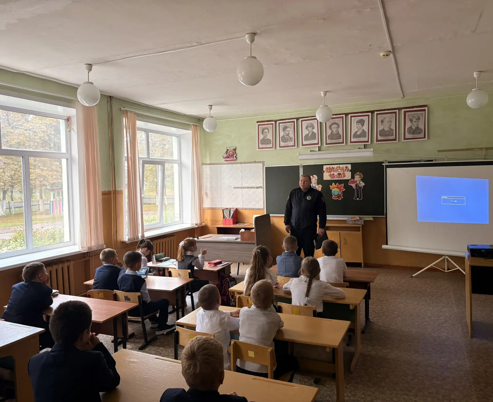 ⚖️Закон, ответственность и безопасность: в нашей школе прошла встреча с сотрудником пол...