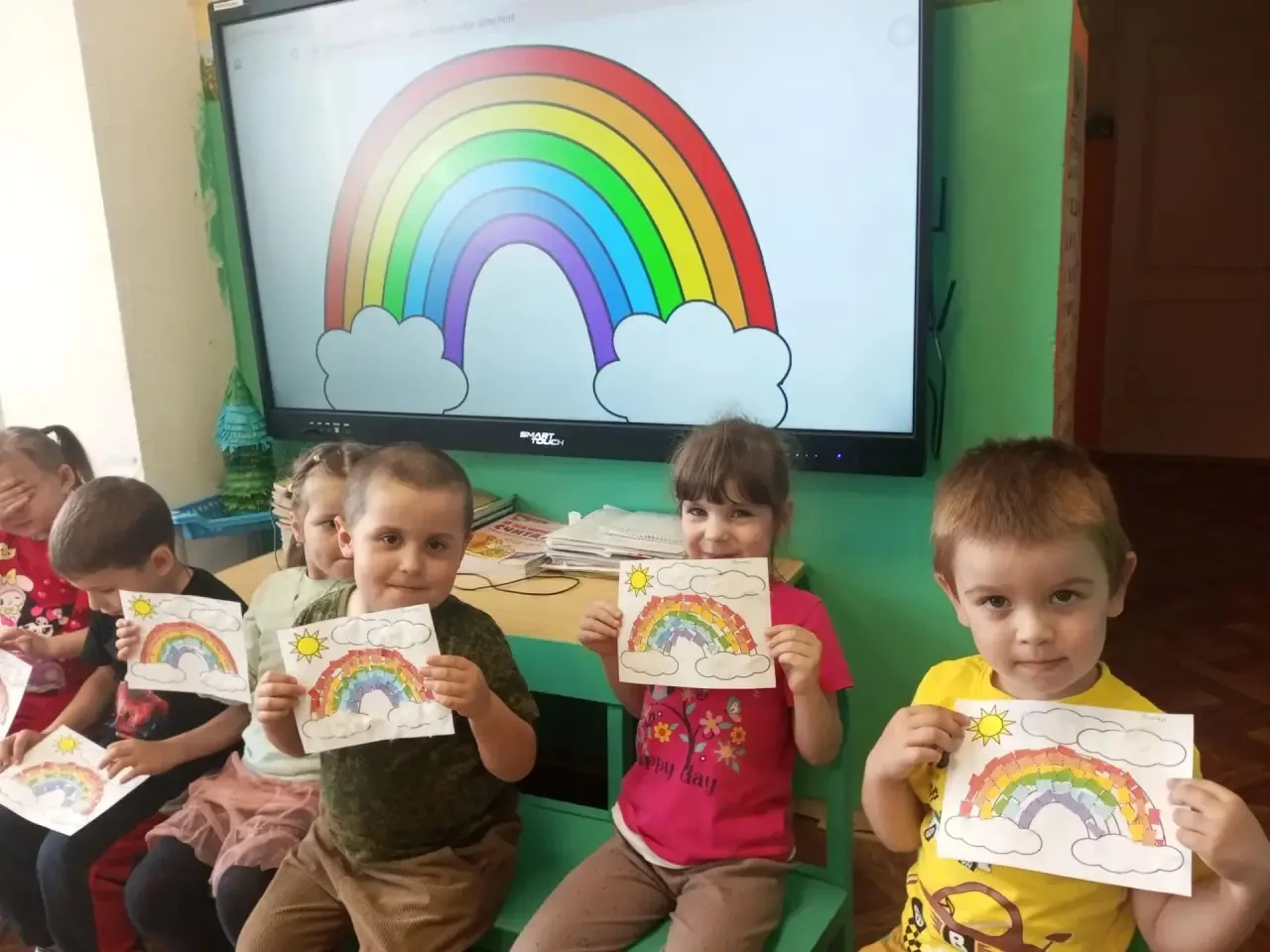 🌈 День в ярких красках: как мы встретили «День радуги»!

Сегодня  средняя группа №2 вместе с воспит
