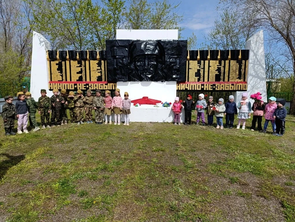 Ежегодной традицией в нашем детском саду стало возложение цветов к памятнику в канун пр...