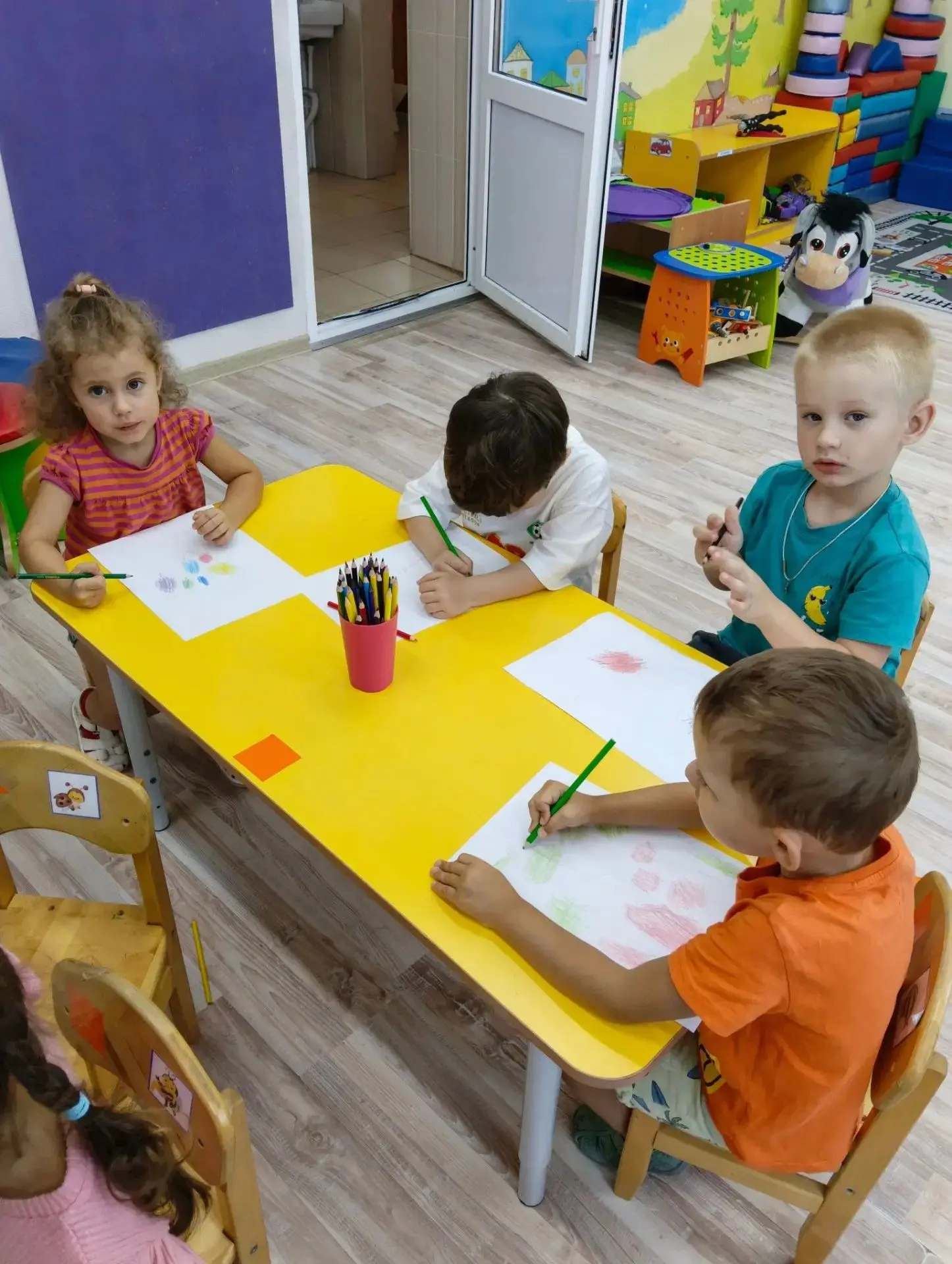 В средней группе "Звёздочка" прошло увлекательное занятие по рисованию на тему "Цветные...
