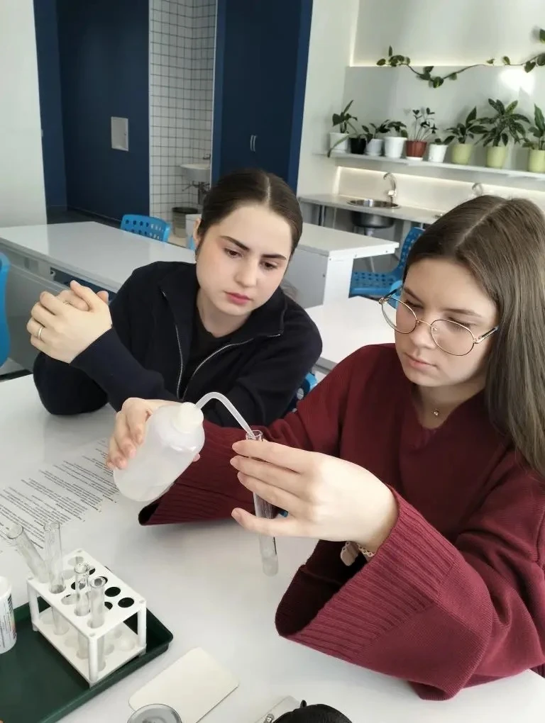 👩‍🔬В рамках Недели высоких технологий в 10 классе прошёл урок «Волосы не мочалка, или Химия шампуней