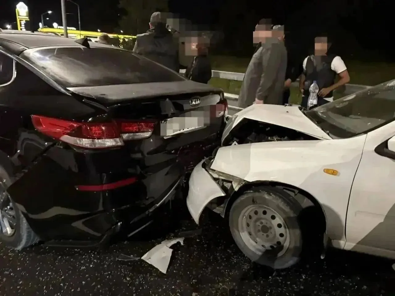 🚗 В Сочи УАЗ врезался в стоящие в очереди на заправку автомобили.