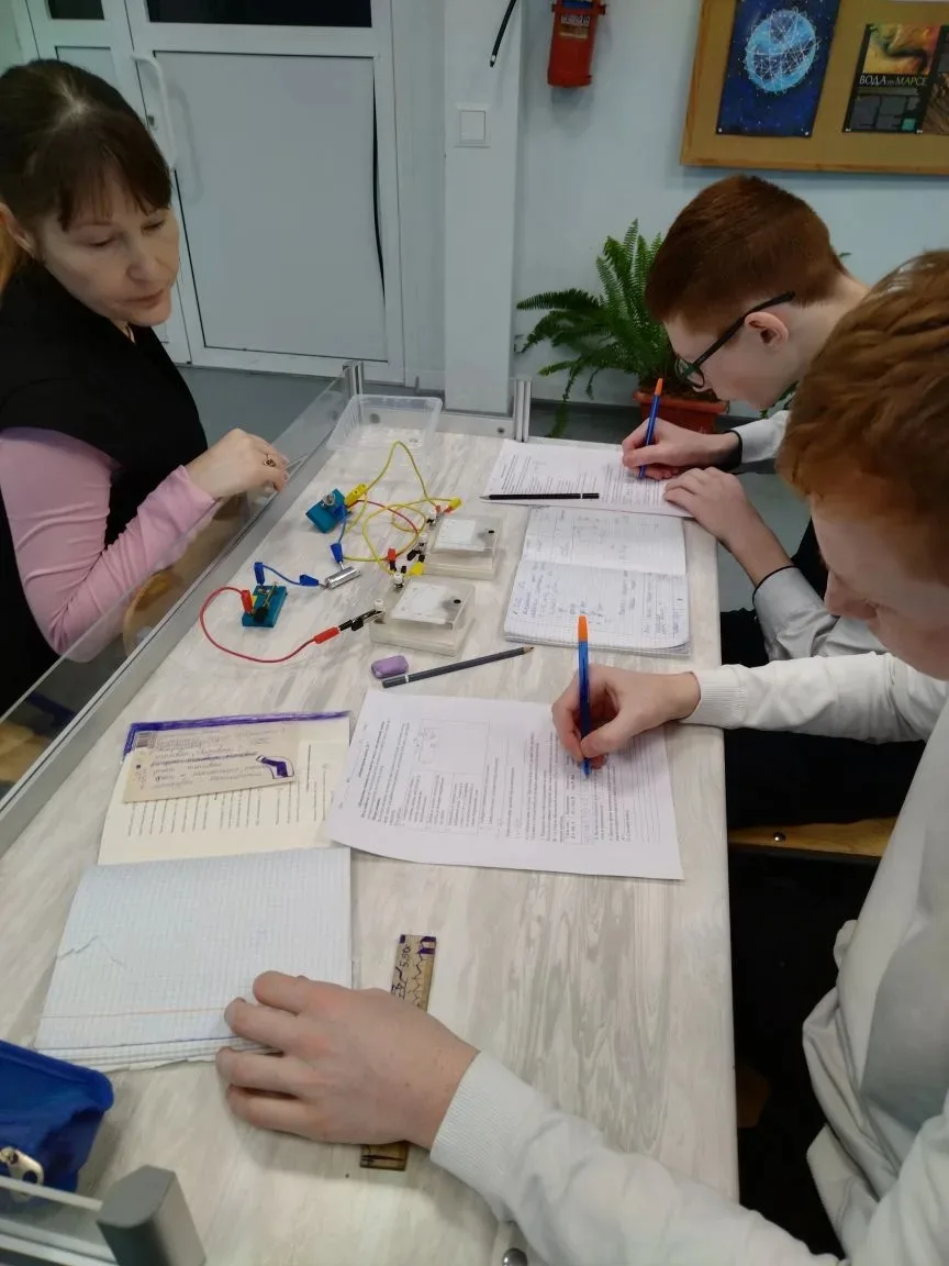 Сегодня в корпусе 3 состоялся день открытых дверей! Родители 9, 11 классов посетили занятия и родите