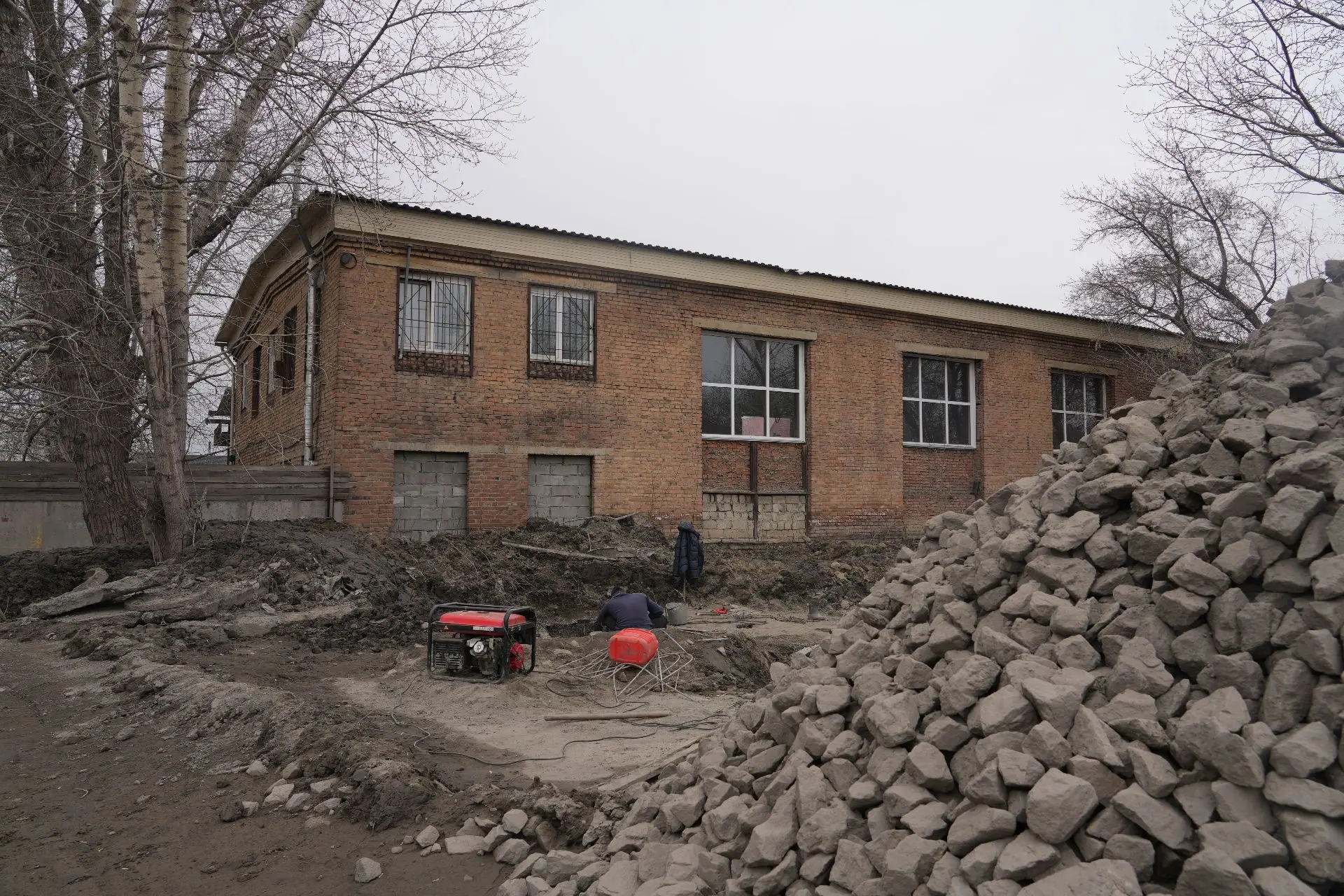 В Бийске идут работы по обустройству системы ливневой канализации ⁣ 🚜На ул. Иртышская подрядная орга