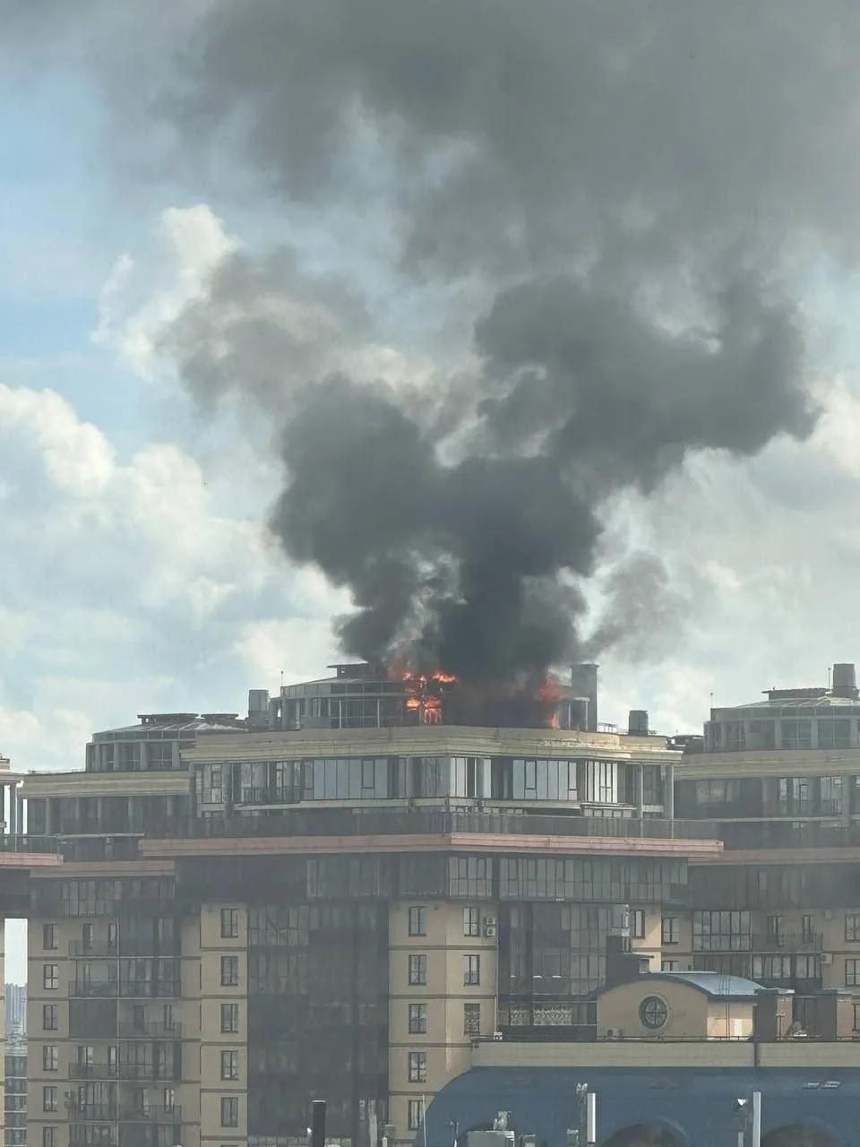 🔥Сильный пожар прямо сейчас разгорелся на Киевской улице.