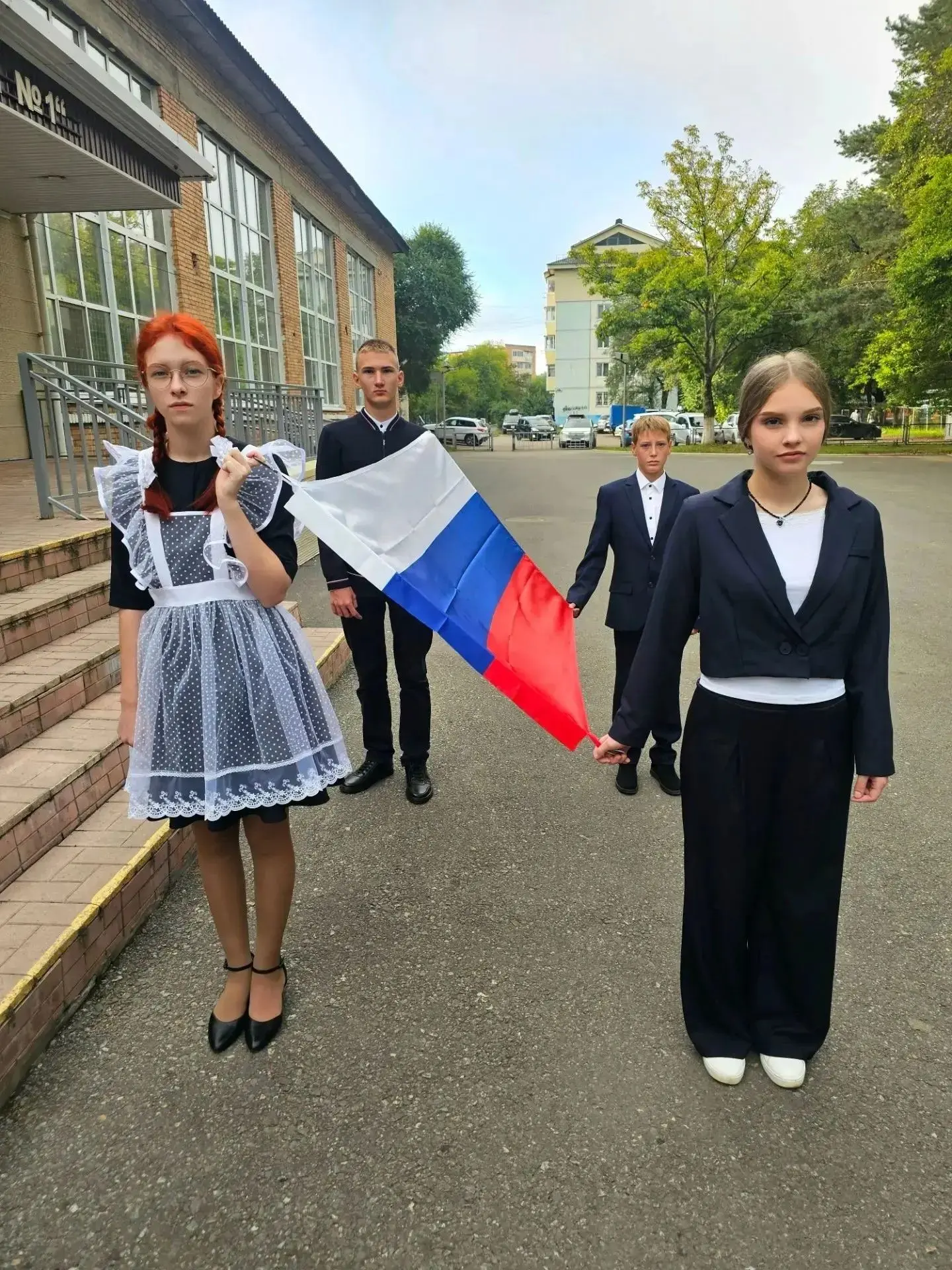 Новая учебная неделя в МОБУ "СОШ 1" началась с главного символа единства! 🇷🇺