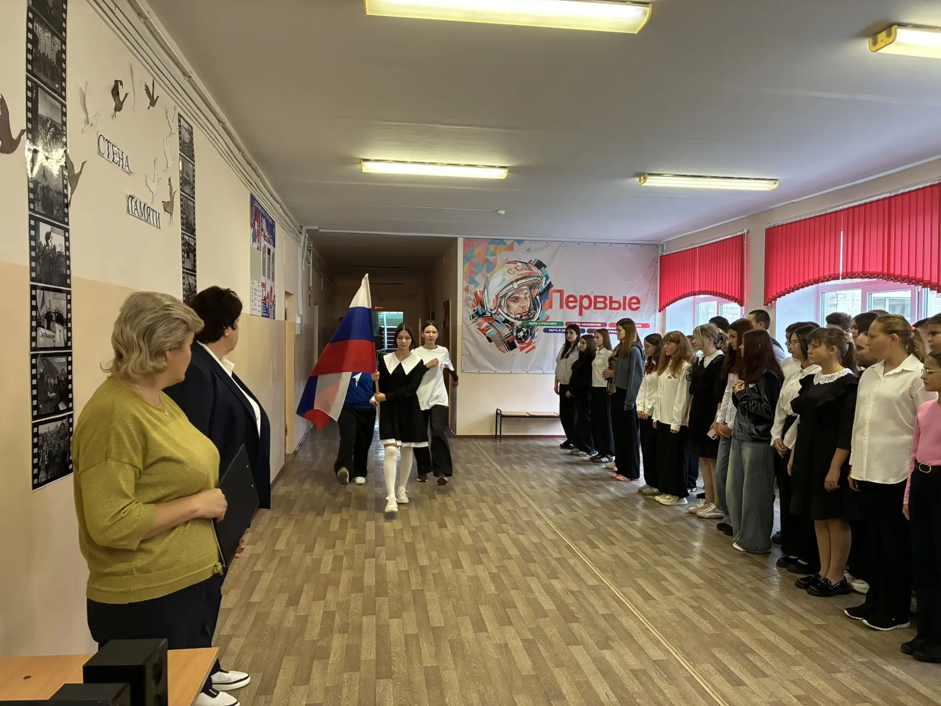 🇷🇺Каждый понедельник в нашей школе проводится линейка с выносом флага и исполнением г...