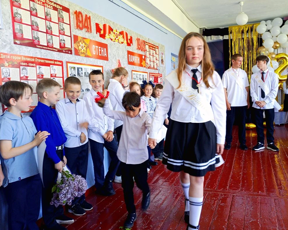 Сегодня в  Макарьевской школе  прошла торжественная линейка, посвящённая долгожданному Последнему зв