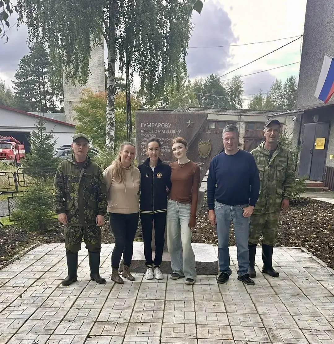 У памятника герою Великой Отечественной войны, прокурору Пряжинского района Алексею Гум...