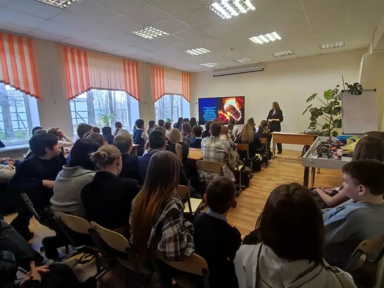 🦠Помимо привычных предметов, таких как математика, литература и история, ученики смоле...