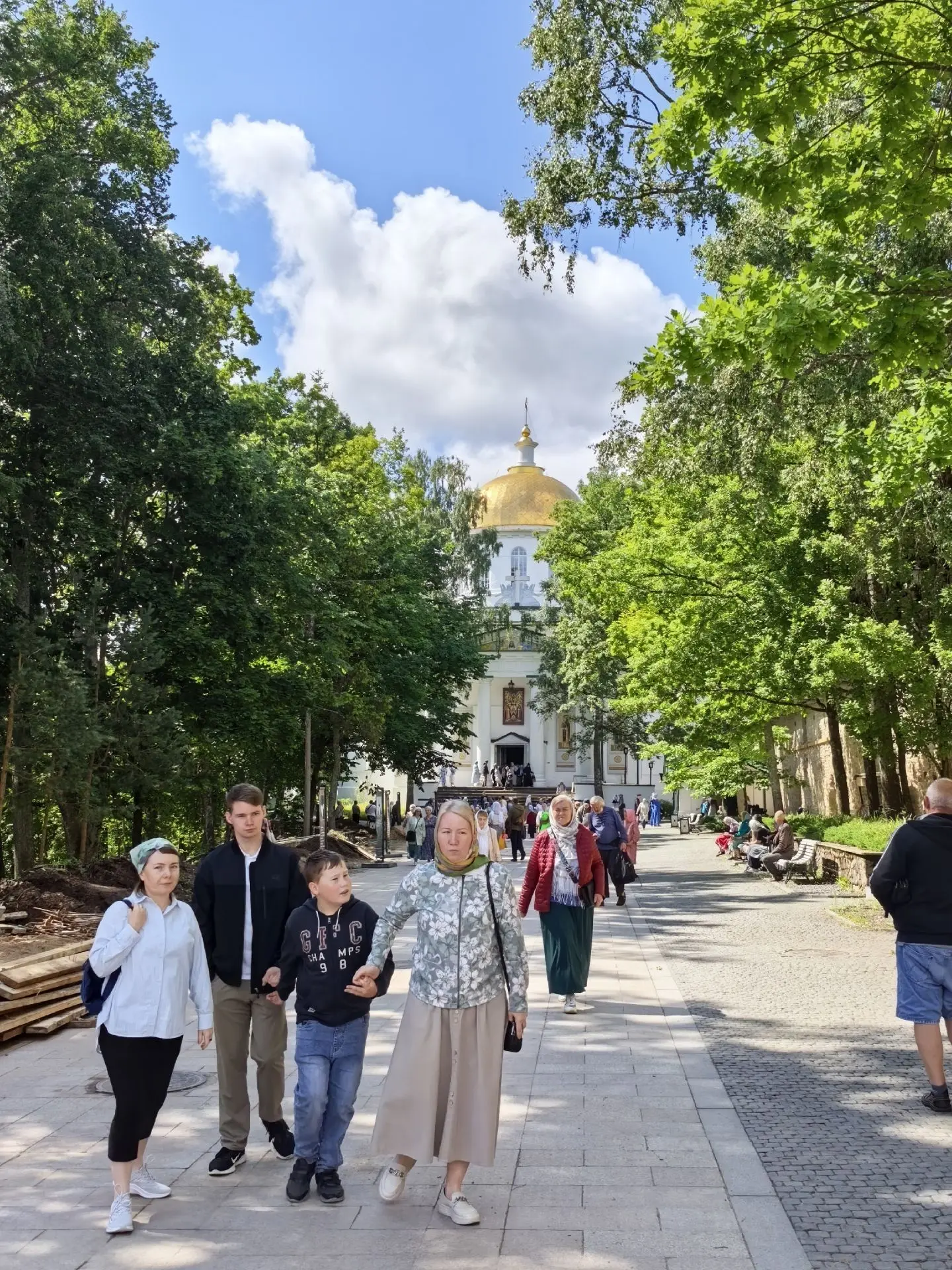 Как дождь чем в большем количестве ниспадает на землю, тем более умягчает ее; так и свя...