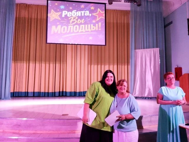 «Движенье первых – это класс! Движенье первых – это сила! Страна надеется на нас! На нас надеется Ро