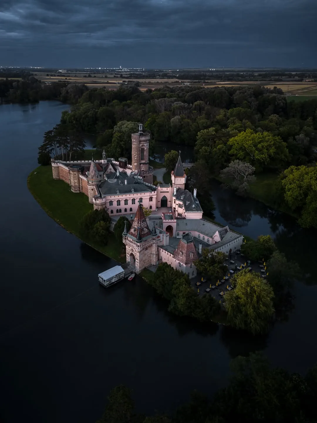 🏰✨ Замок Франценсбург — словно декорация к сказке, затерянная среди вод и зелени живописного парка 