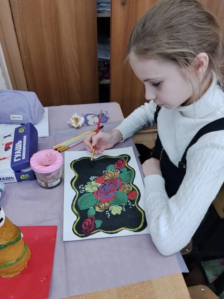 🎨  В школе прошёл мастер-класс по жостовской росписи: ребята прикоснулись к народным промыслам Подмо
