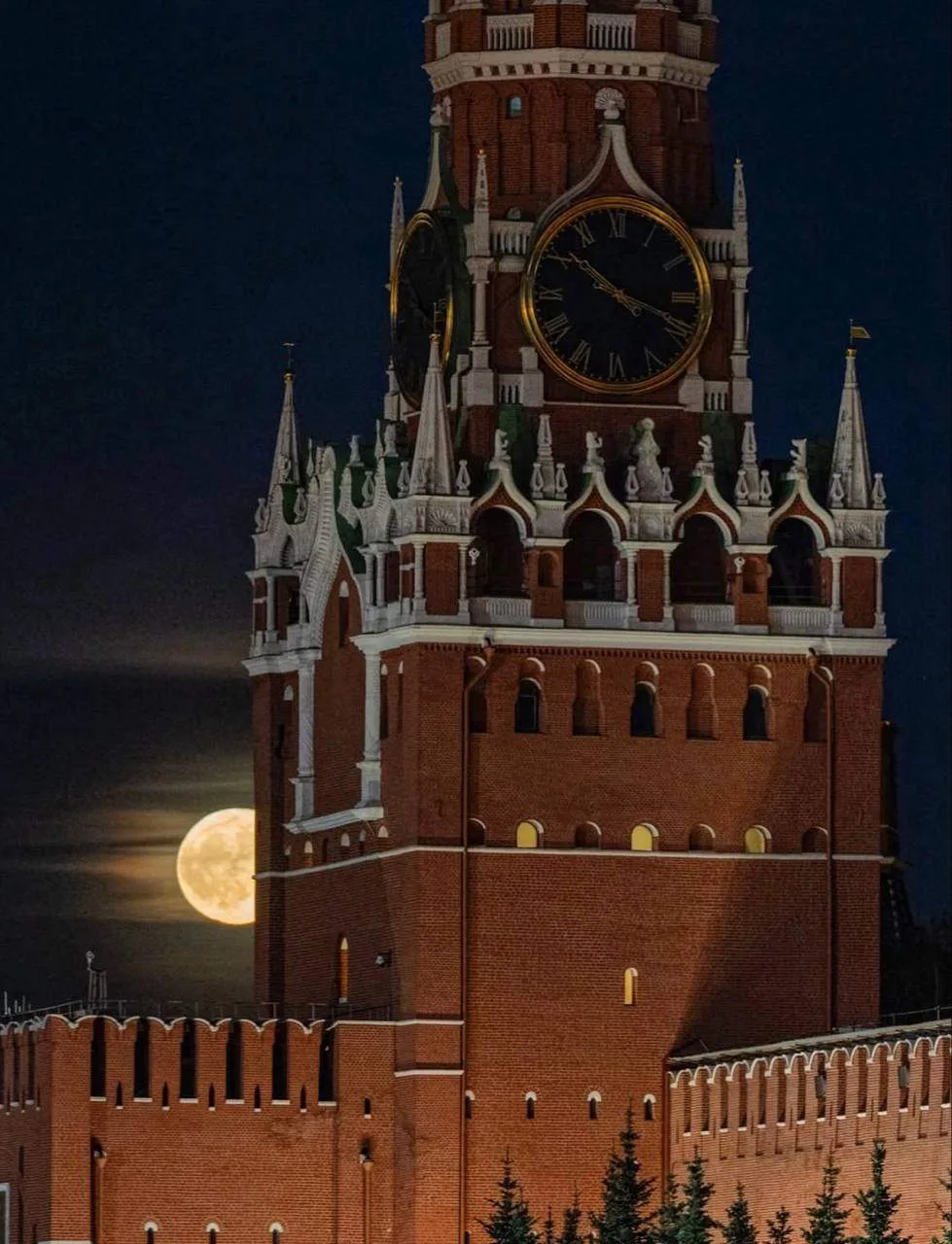 🏛 Спасская башня
#Москва

📌 Первоначально башня называлась Фроловской из-за близости к церкви Фрол