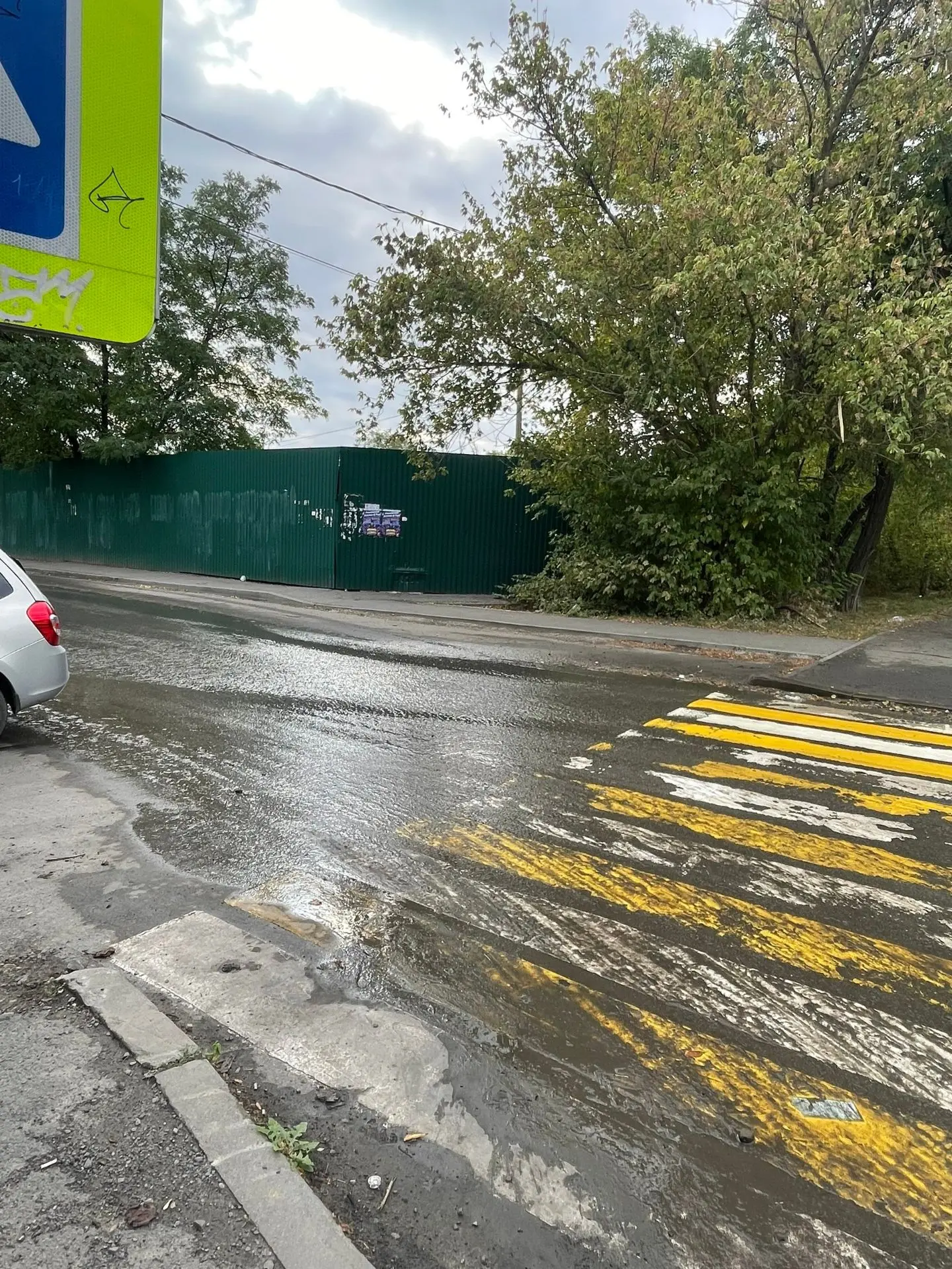 💦 В Новошахтинске вода затопила вход у детской поликлиники