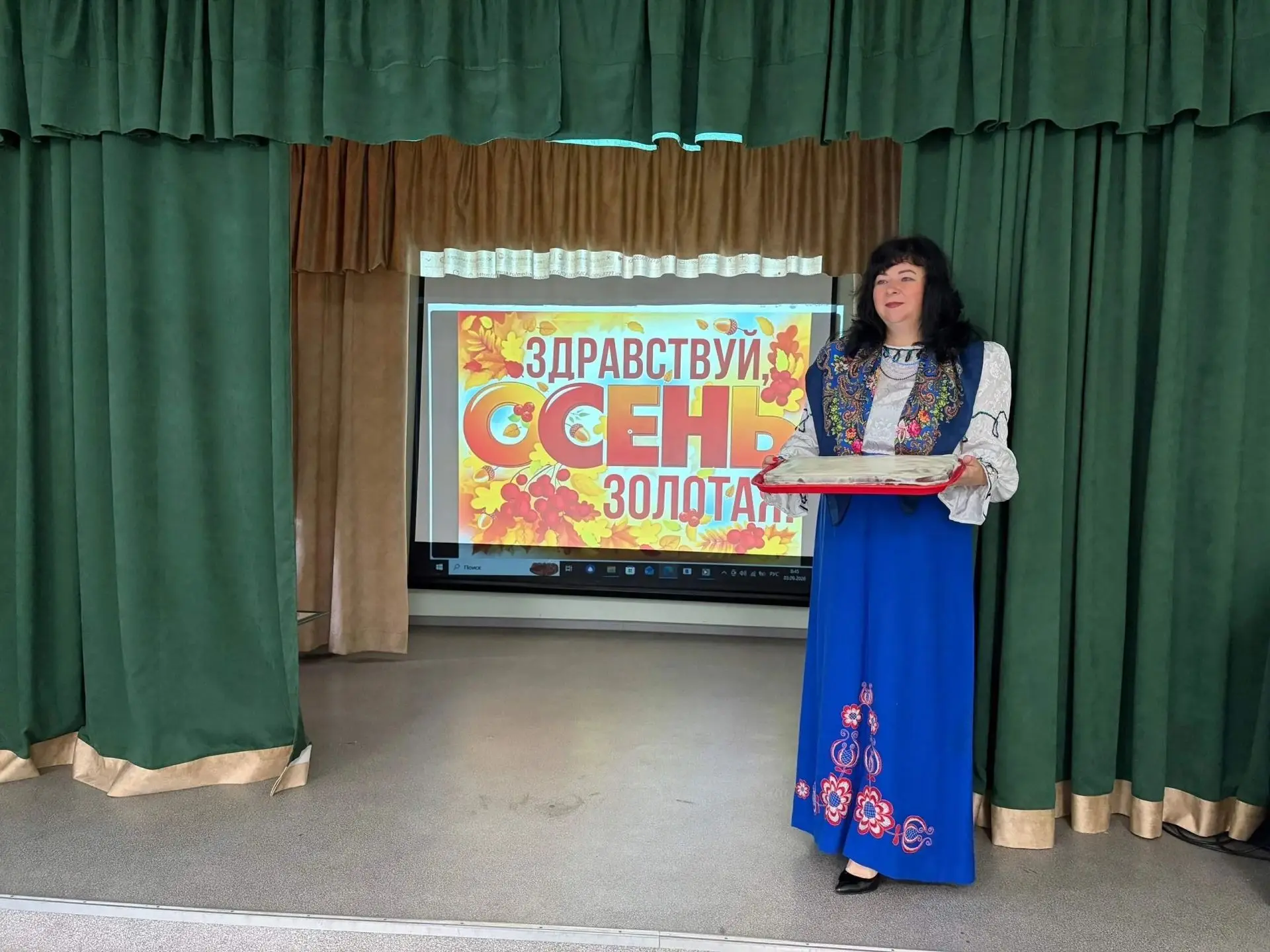 Золотая пора: в Бийском доме социального обслуживания встретили осень за праздничным ст...