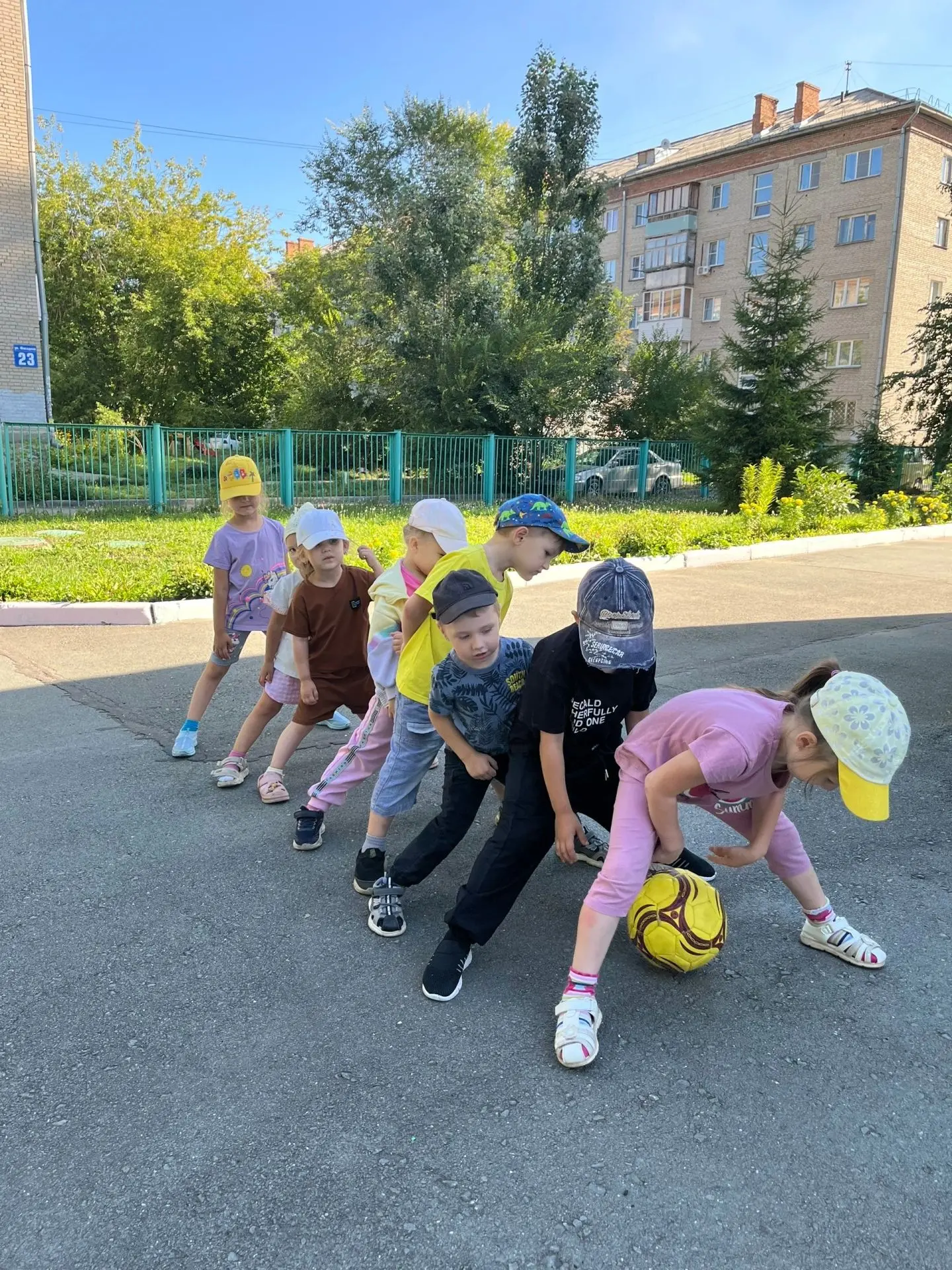 В группе «Зайчата» 🐇 прошла настоящая спортивная эстафета прямо на уличной площадке.