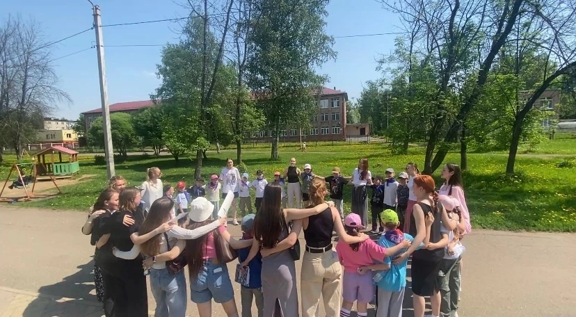 ЦО - средняя школа N9 имени Ивана Ткаченко   В преддверии летних каникул студентки 3 курса педагогич