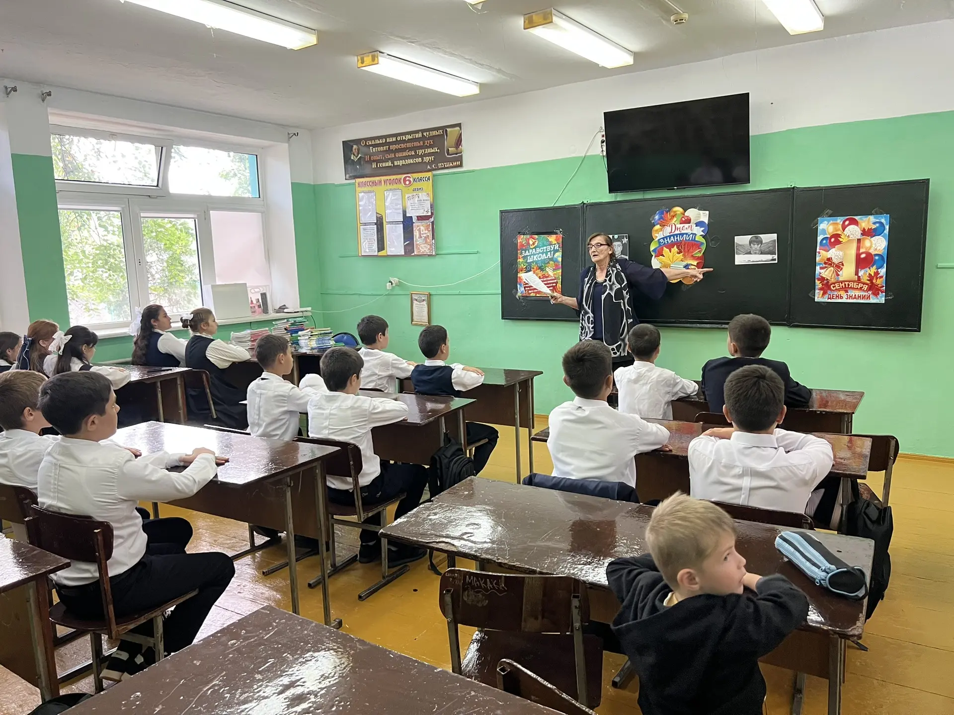 🎉 После праздничной линейки во всех классах прошли Уроки мужества — в честь Года единс...
