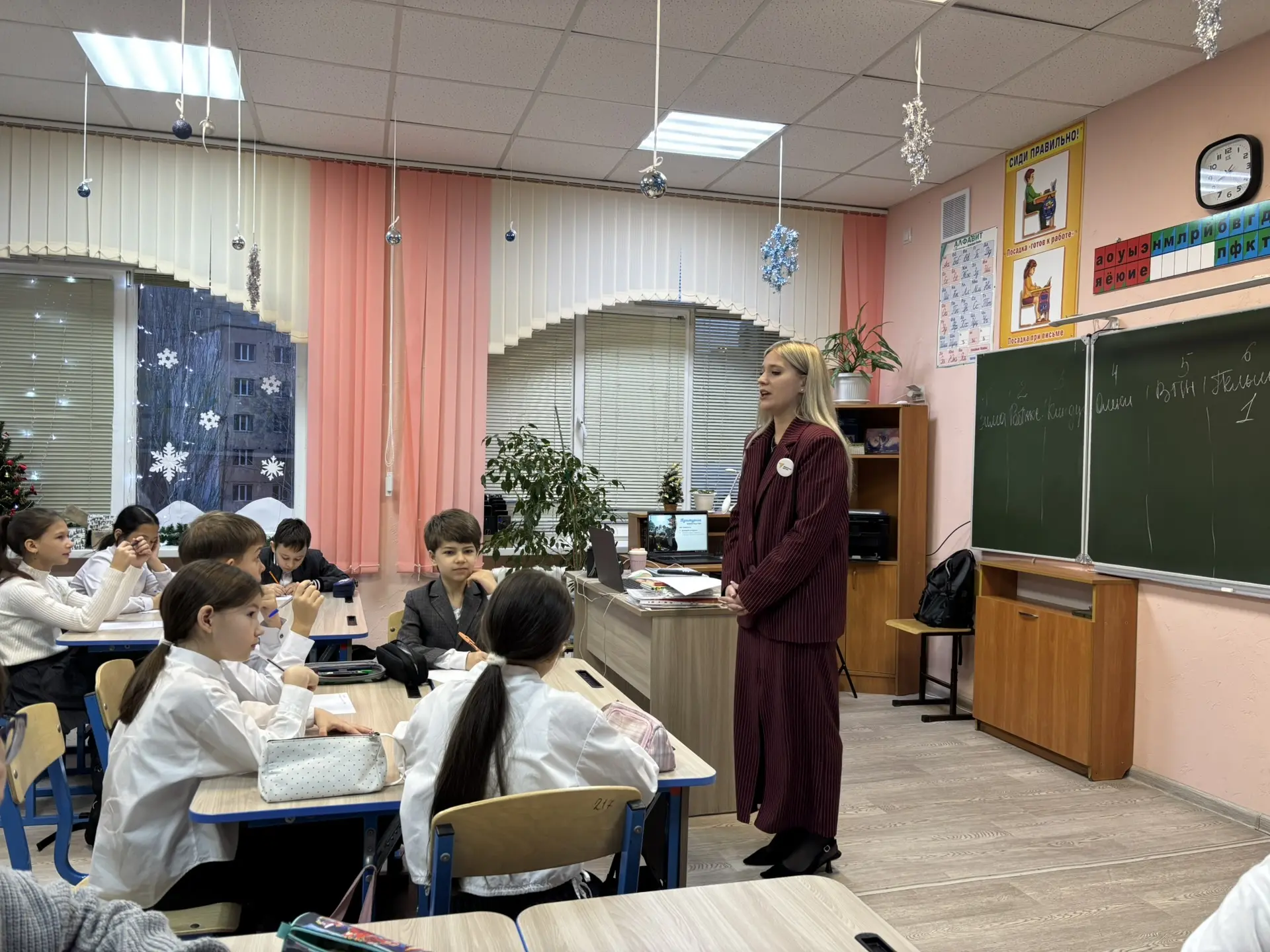 🌟 В нашей школе прошла замечательная викторина, посвященная Дню Добровольца (Волонтера)!   🎉 Советни