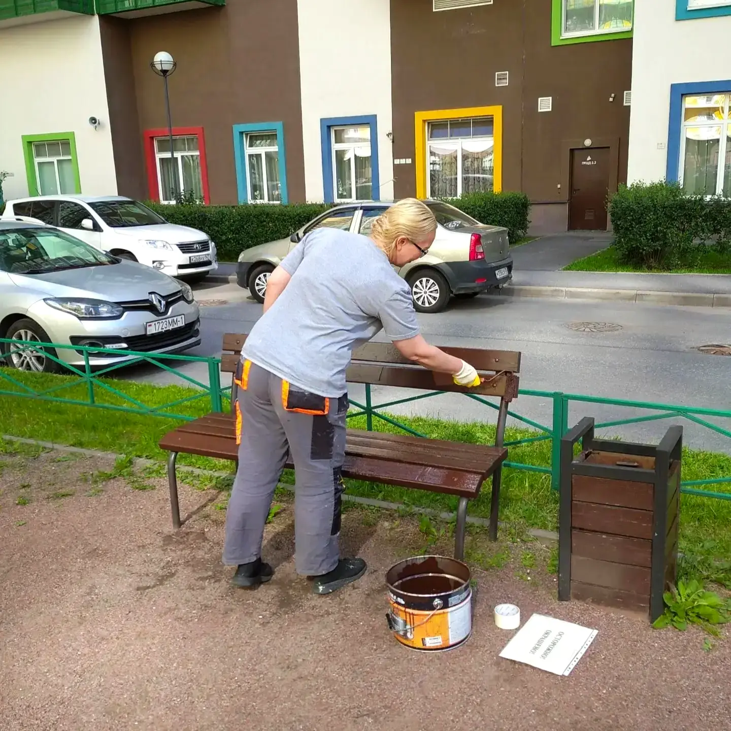 Обновляем пространство внутри и снаружи дома — окрашиваем скамейки и убираем МОПы на Ру...
