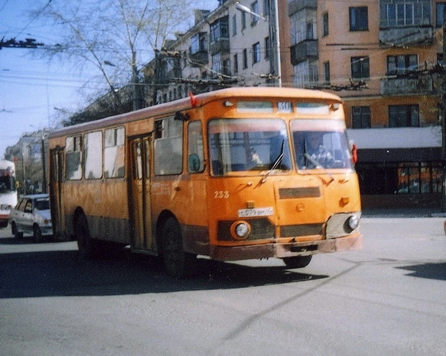 🚌 Легендарные ЛиАЗы-677 на дорогах Кургана в нулевые годы. Помните звук бутылок?
