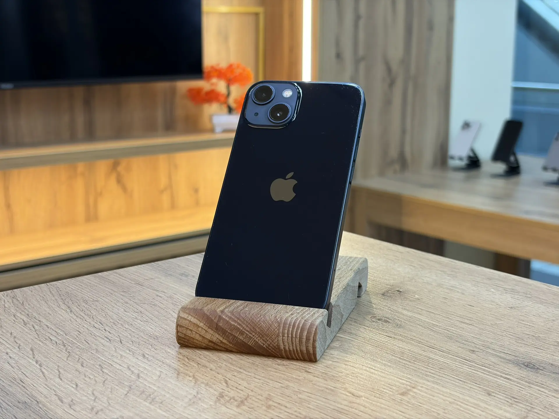 Легендарный базовый iPhone 13 всего за 14.490₽!