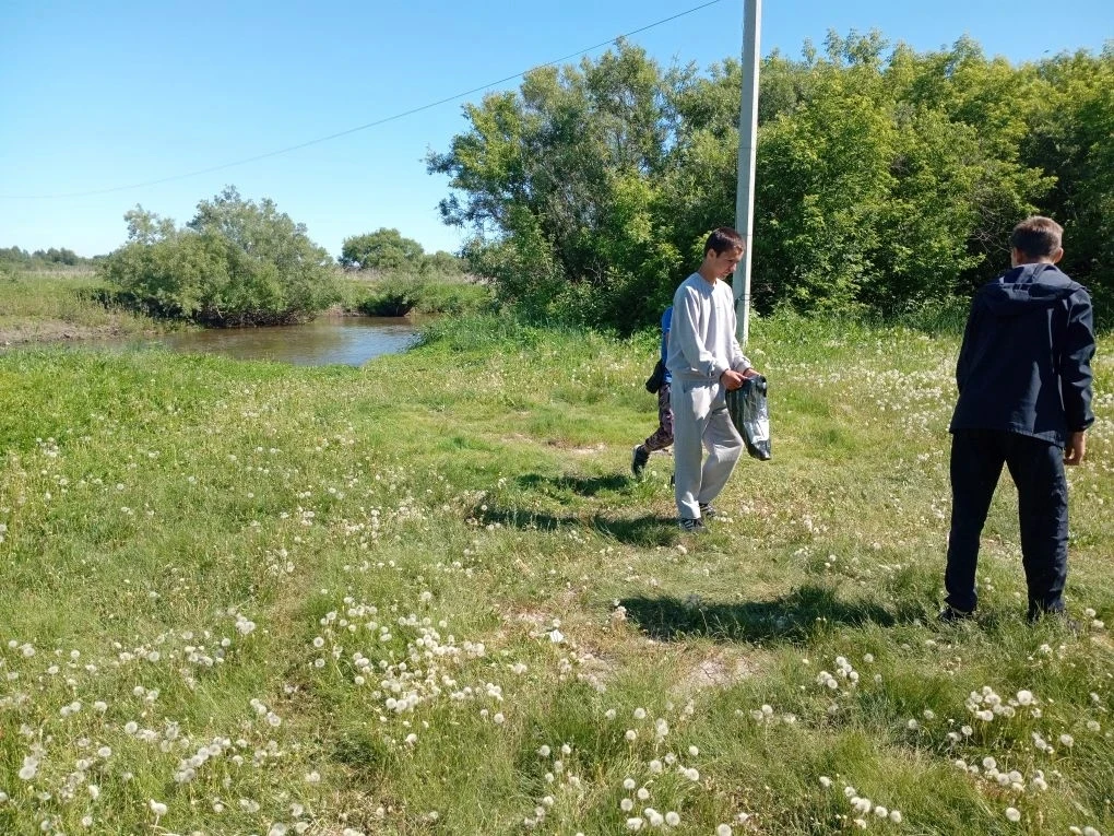 🌾 Ребята нашей школы 
приняли участие в 
экологической акции 
«Чистые берега»!

Ребята с педагогом 