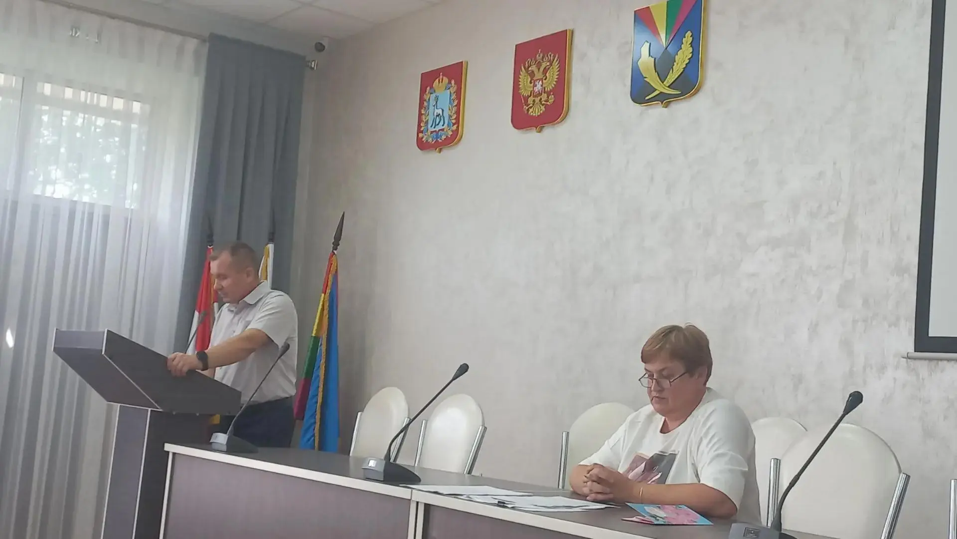 Сегодня состоялось очередное заседание Собрания представителей района. Его открыла пред...
